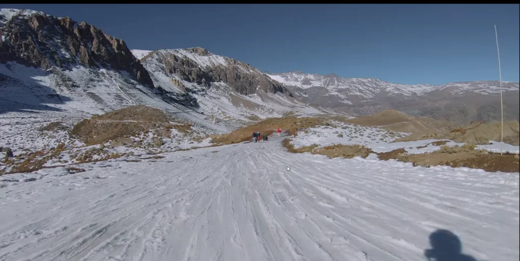 Caminho panorâmico nas montanhas nevadas dos Andes chilenos
