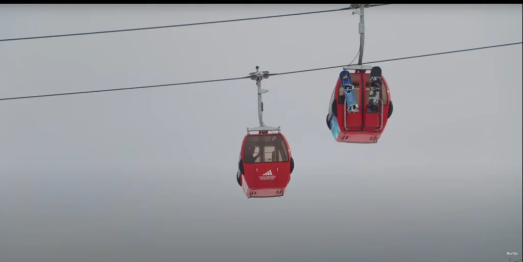 Gôndolas do teleférico transportando esquiadores nos Andes