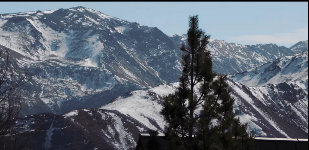 Vista panorâmica dos Andes cobertos de neve perto de Santiago