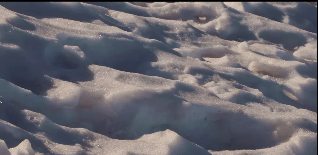 Neve cristalina brilhando sob o sol nos Andes chilenos em junho