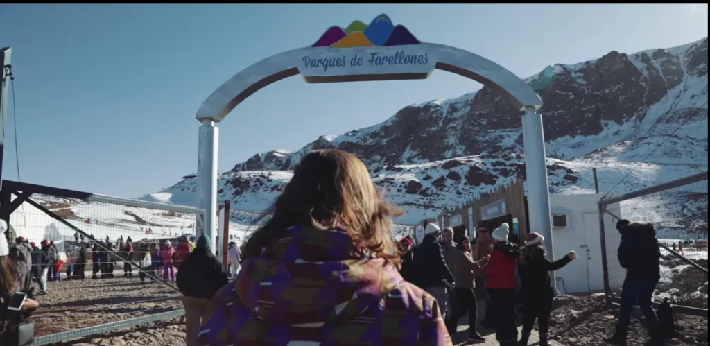 Entrada do centro de esqui Farellones com turistas
