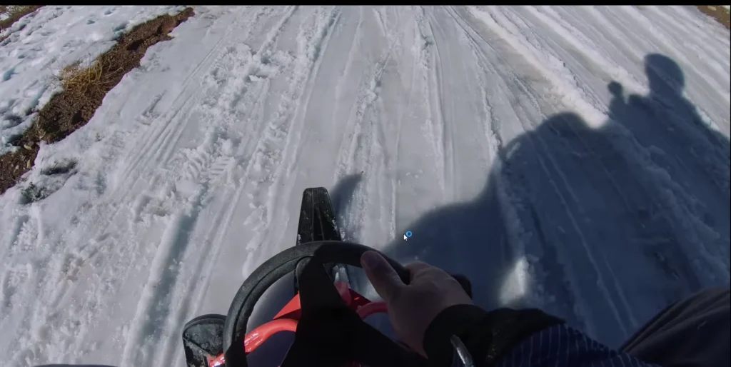 Perspectiva em primeira pessoa descendo pista de neve no Chile