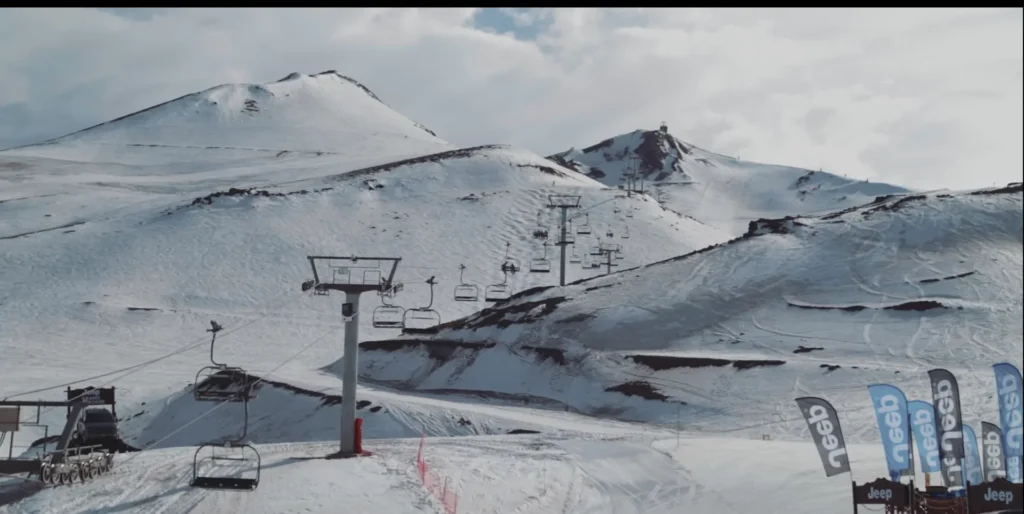 Sistema de teleféricos interligando pistas de esqui nos Andes chilenos