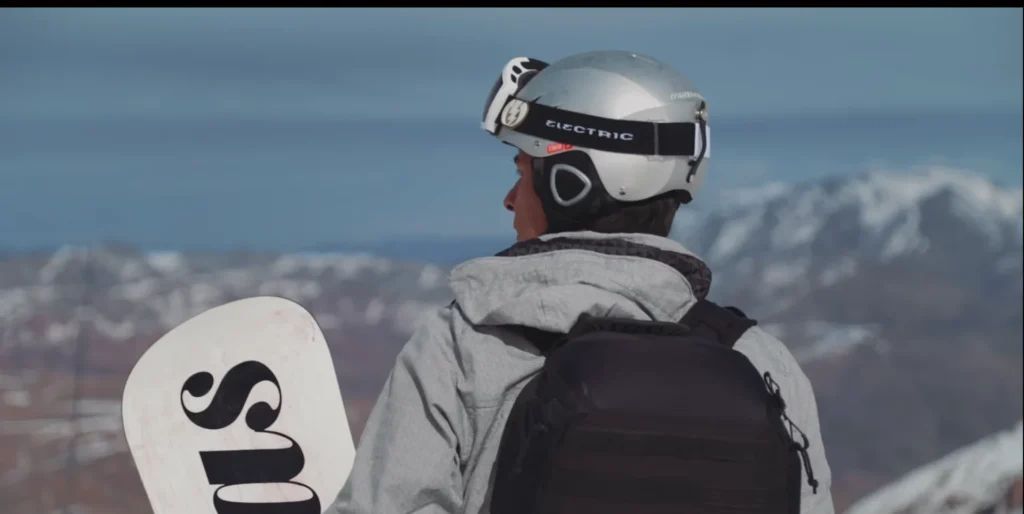 Snowboarder equipado contemplando as montanhas nevadas dos Andes chilenos