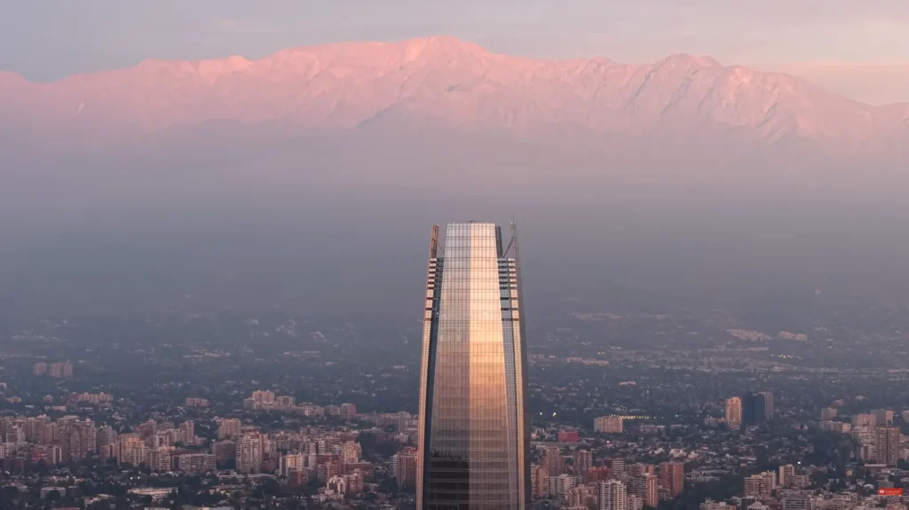 Torre Costanera Center iluminada pelo sol com vista panorâmica de Santiago e os Andes