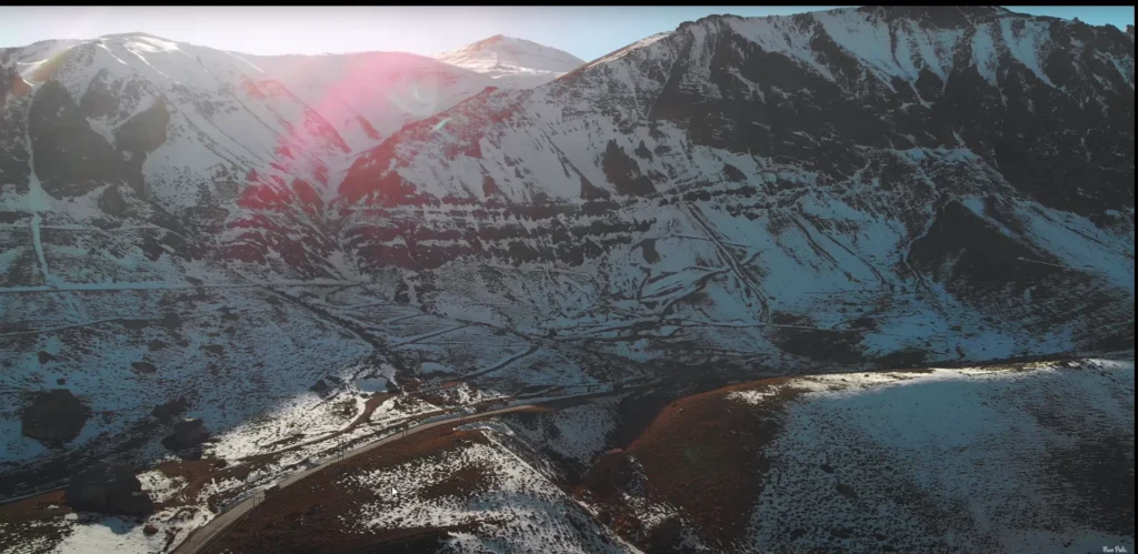 Vista aérea espetacular dos Andes chilenos com luz rosada ao amanhecer