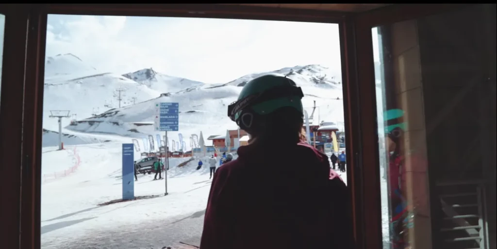 Vista de chalé com pistas de esqui ao fundo no Chile