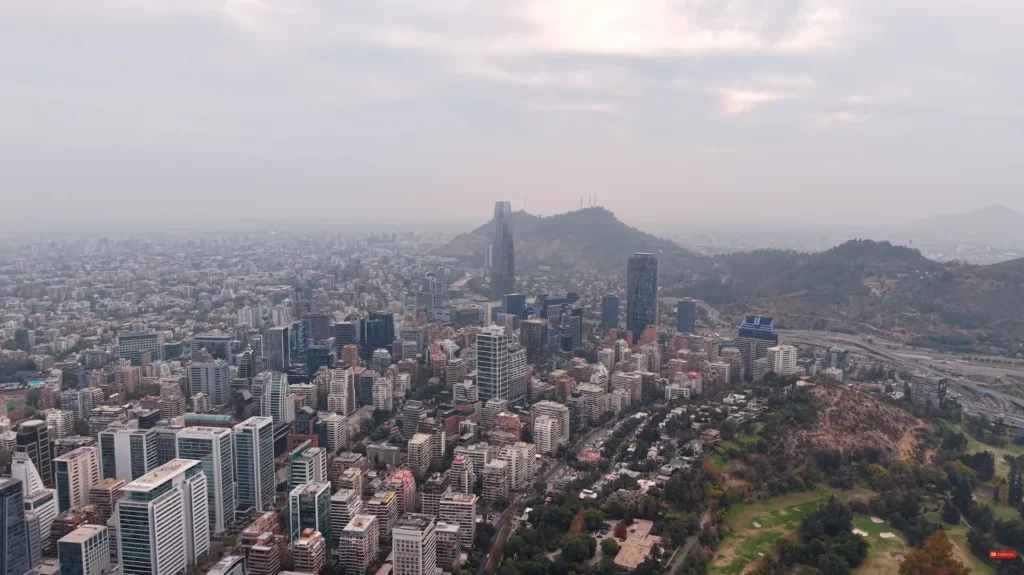 Panorama urbano de Santiago mostrando o Cerro San Cristóbal e o desenvolvimento da cidade