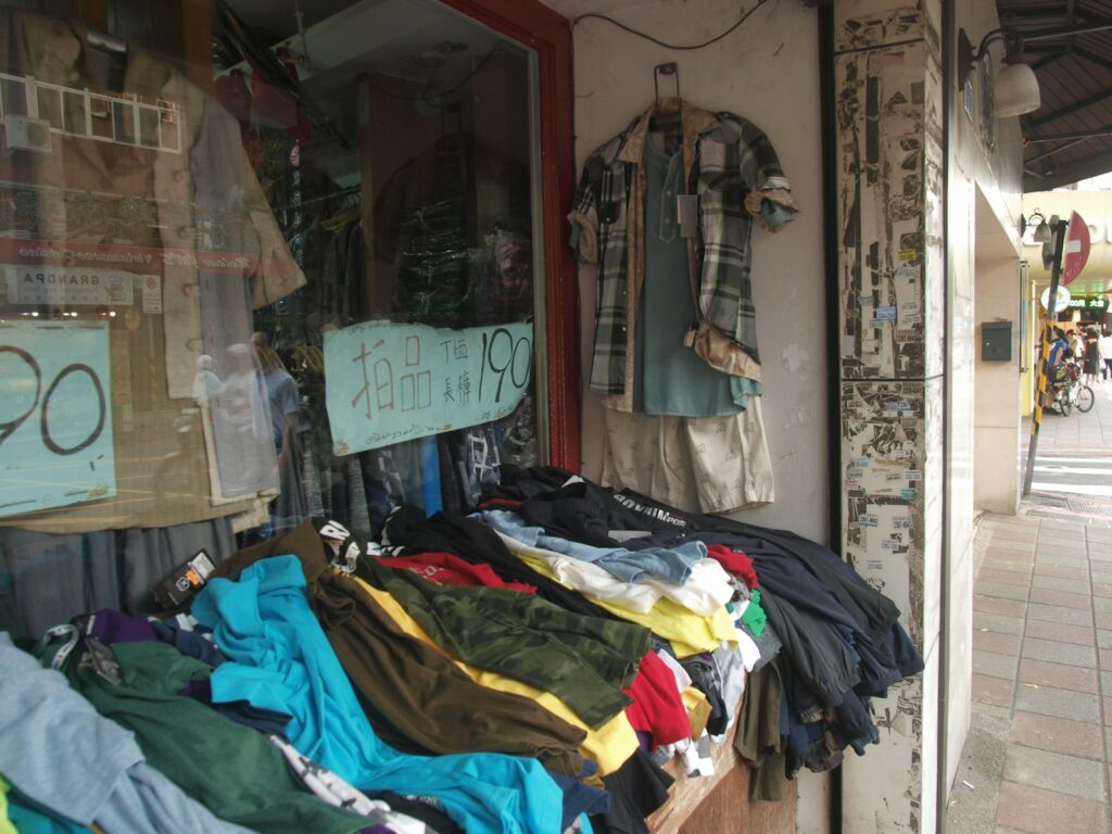 uma vitrine com roupas expostas na vitrine