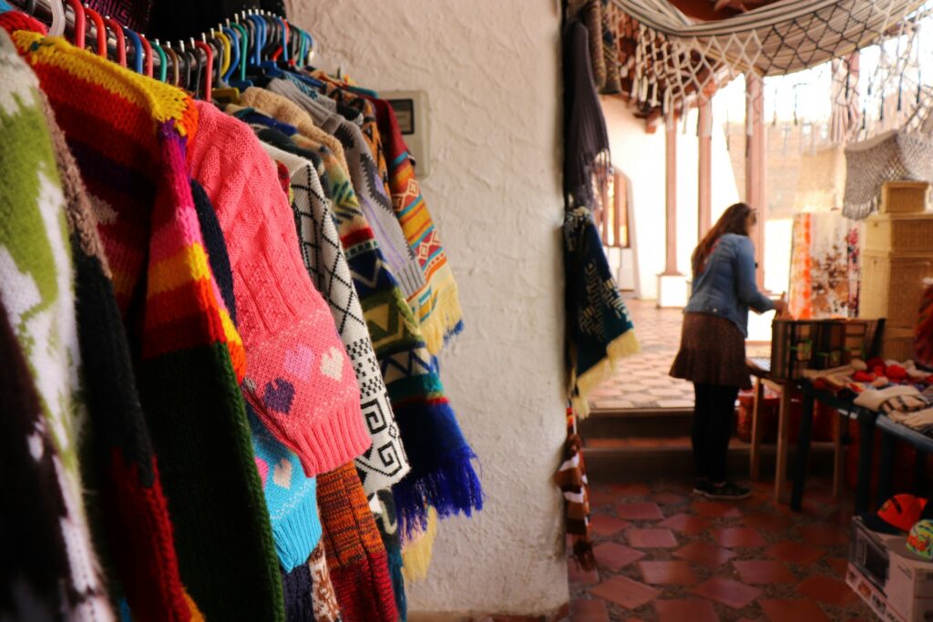 mulher vestindo blusa cinza