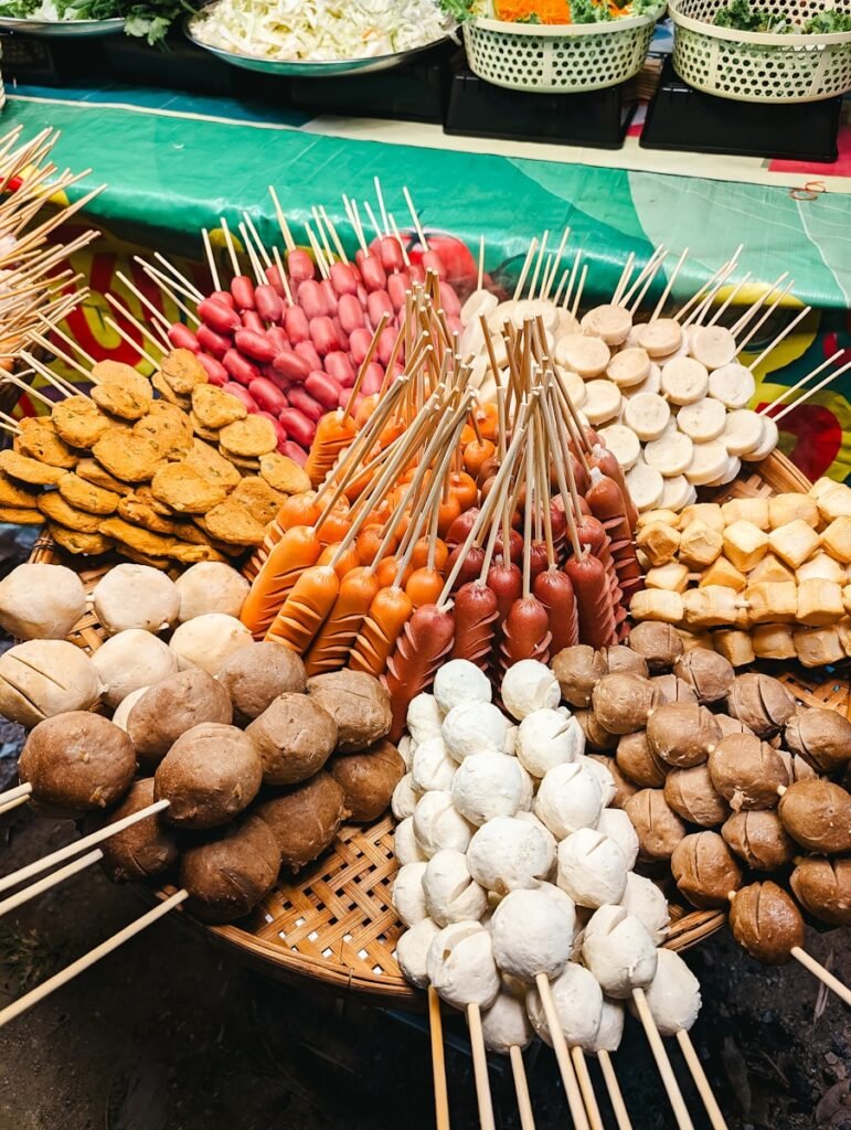Uma variedade de espetos de comida em uma mesa