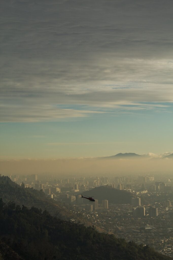 Uma vista de uma cidade de uma colina