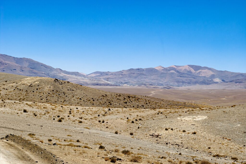 uma paisagem desértica com montanhas ao fundo