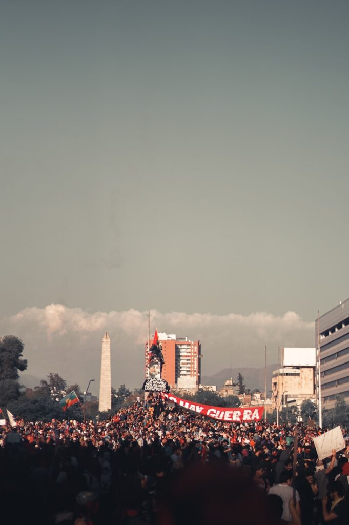 edifício alto branco e vermelho