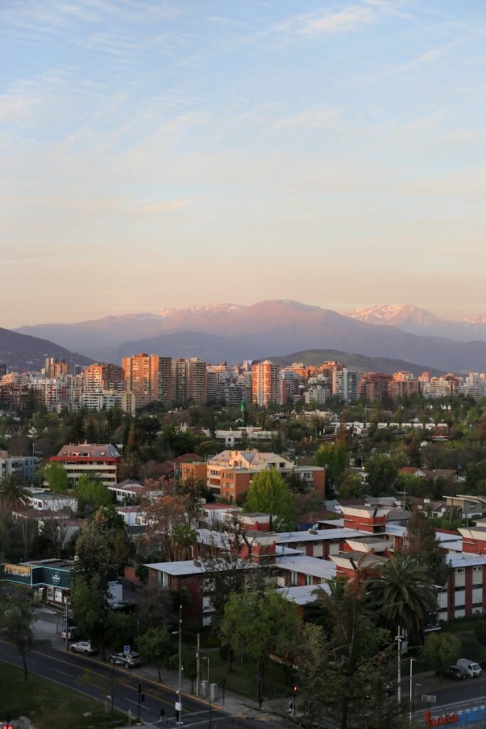 Uma vista de uma cidade com montanhas ao fundo