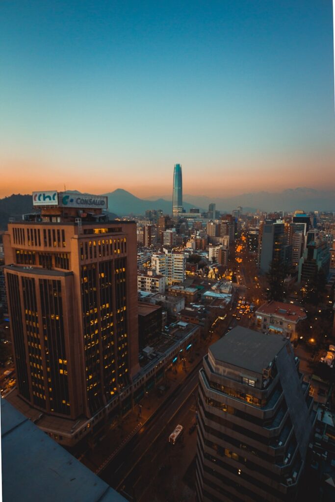 cidade com prédios altos durante a noite