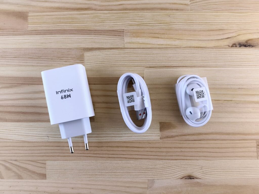 Carregador de smartphone branco, cabo e fones de ouvido supra-auriculares.