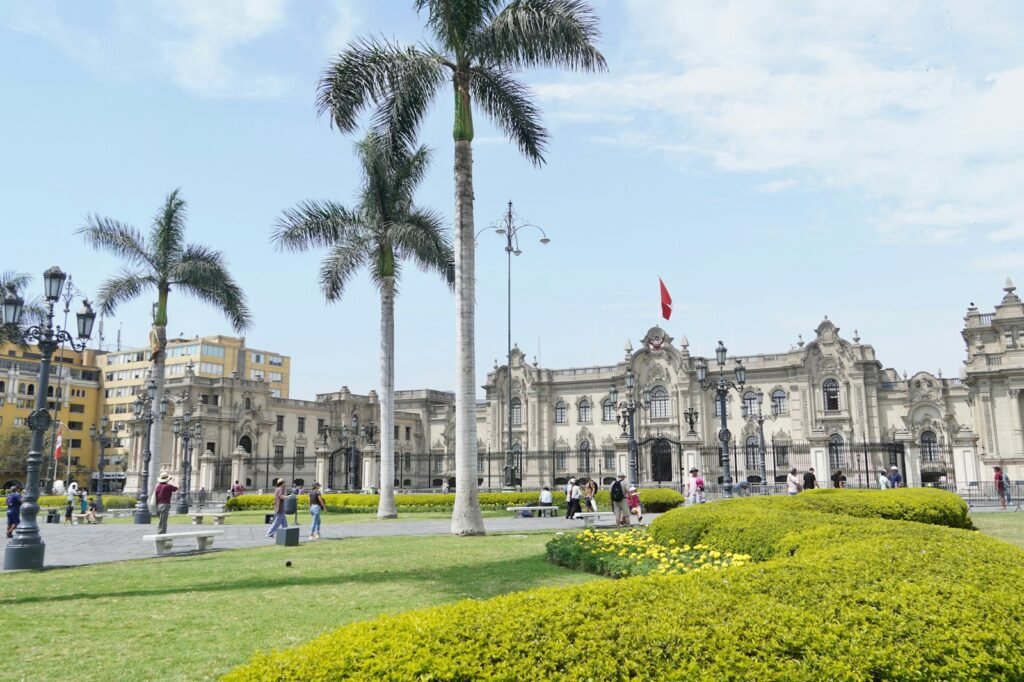 Um grande edifício com muitas árvores na frente