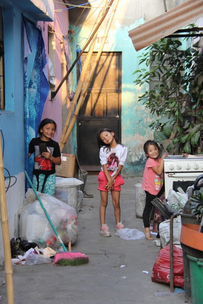 algumas crianças que estão paradas na rua