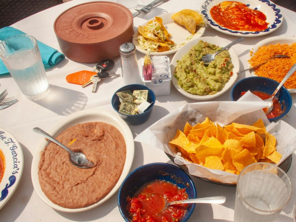Uma mesa está posta com deliciosa comida mexicana.