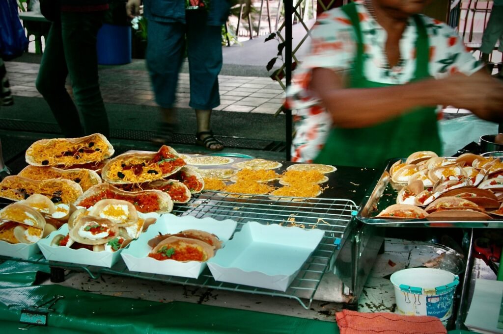 um monte de comida que está sobre uma mesa
