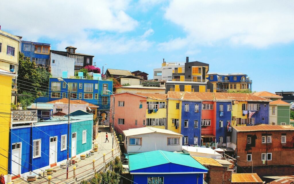 fotografia de paisagens de casas azuis e amarelas