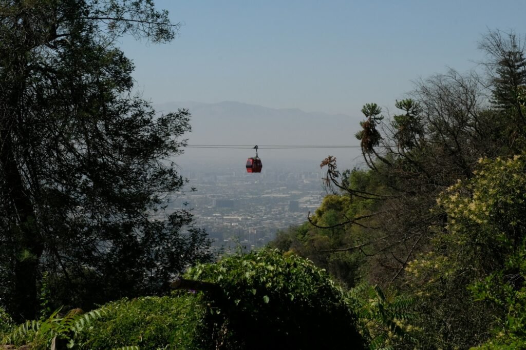 um teleférico a subir uma colina com vista para a cidade abaixo