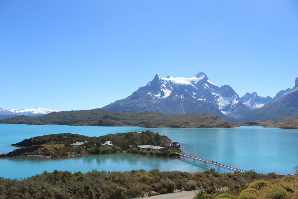lago perto de montanha coberta de neve durante o dia