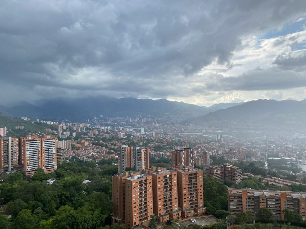 uma vista de uma cidade com montanhas ao fundo