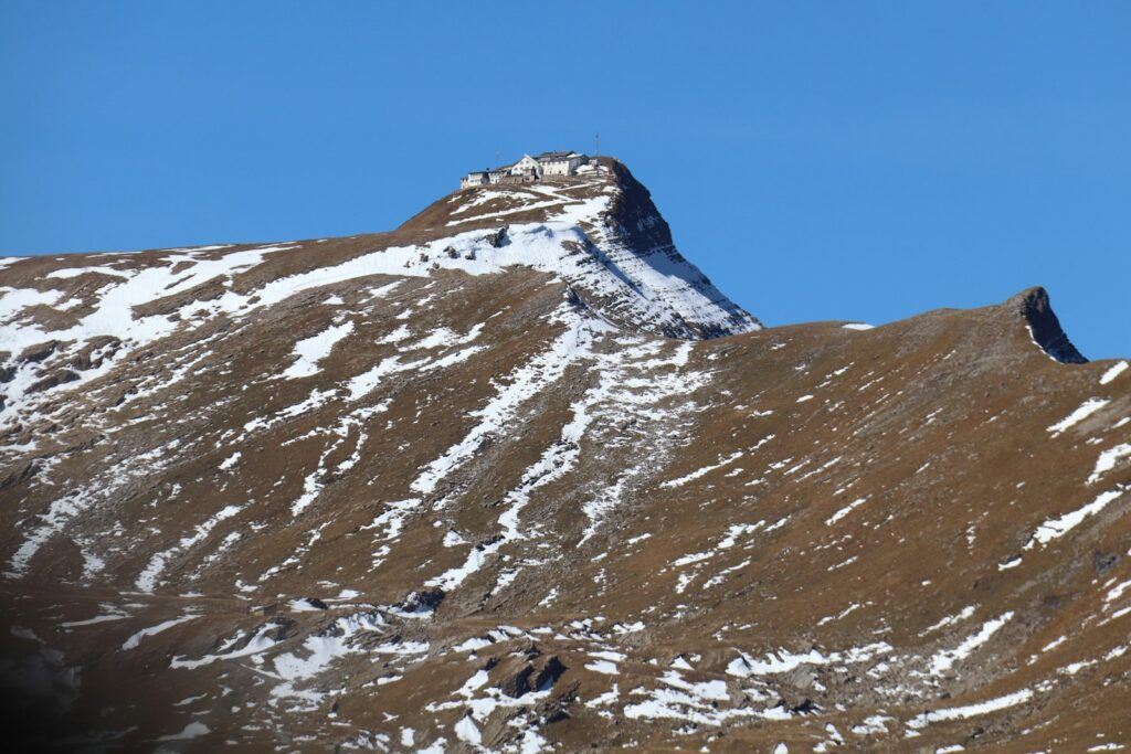 uma montanha nevada com um céu azul
