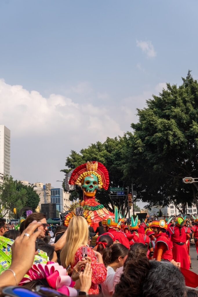 Um grande grupo de pessoas que caminhava por uma rua