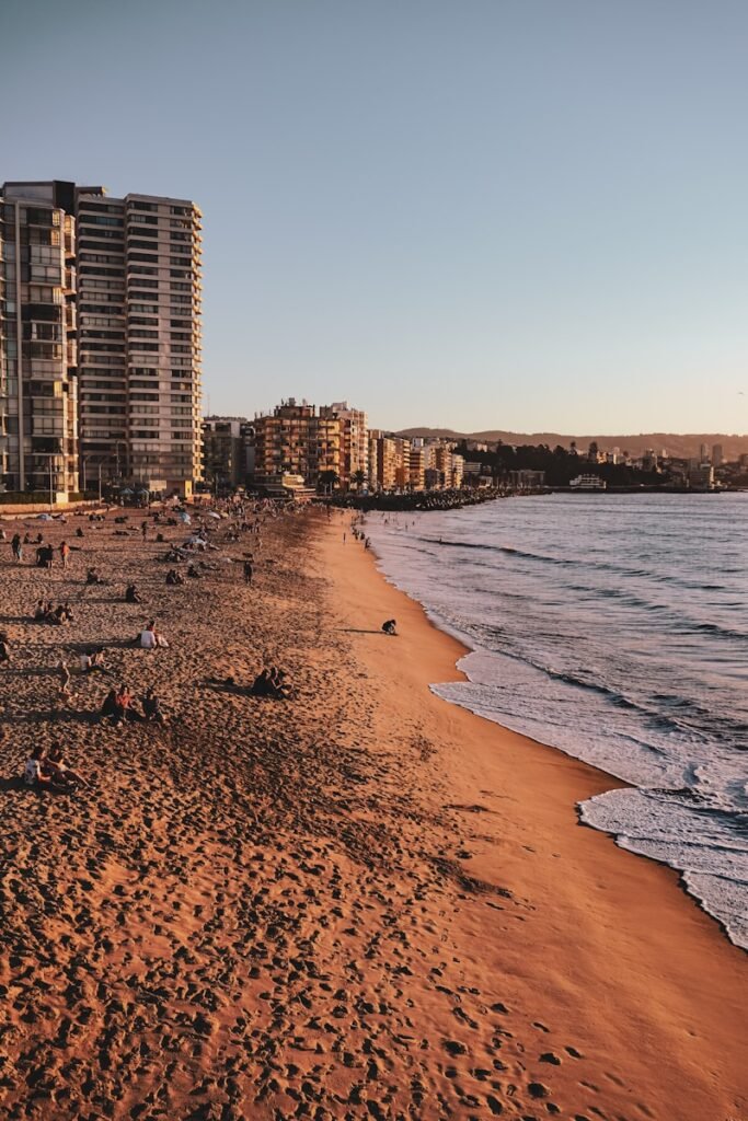 edifícios altos perto do mar durante o dia
