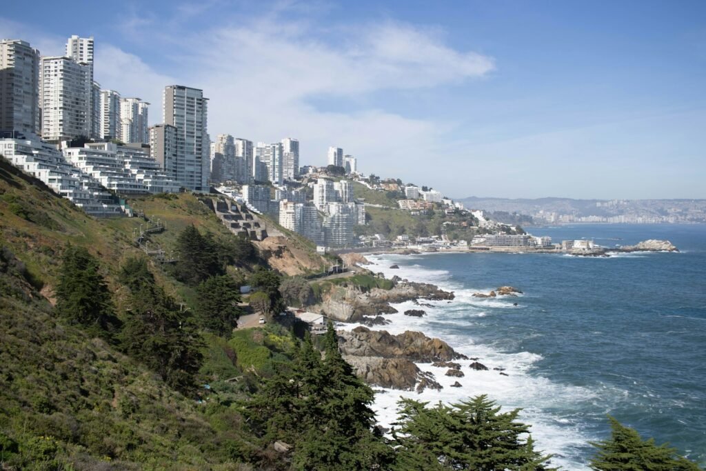 Uma vista de uma cidade de uma colina com vista para o oceano