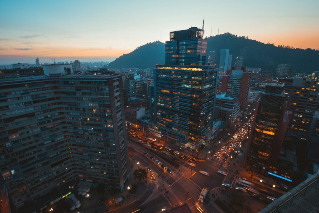 vista aérea de edifícios da cidade durante a noite