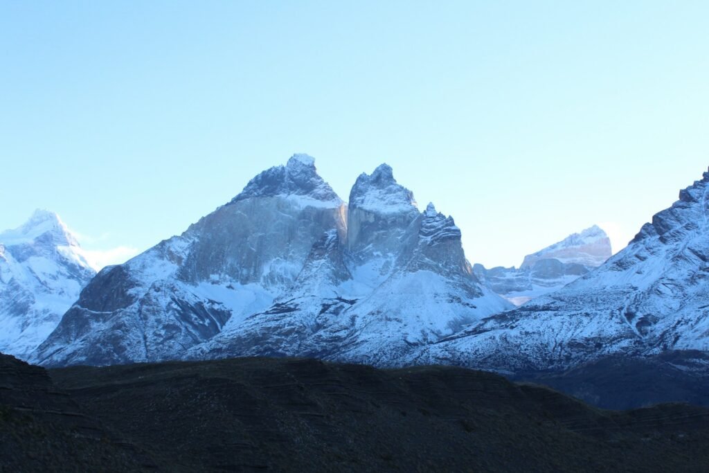 uma cadeia de montanhas com montanhas cobertas de neve ao fundo