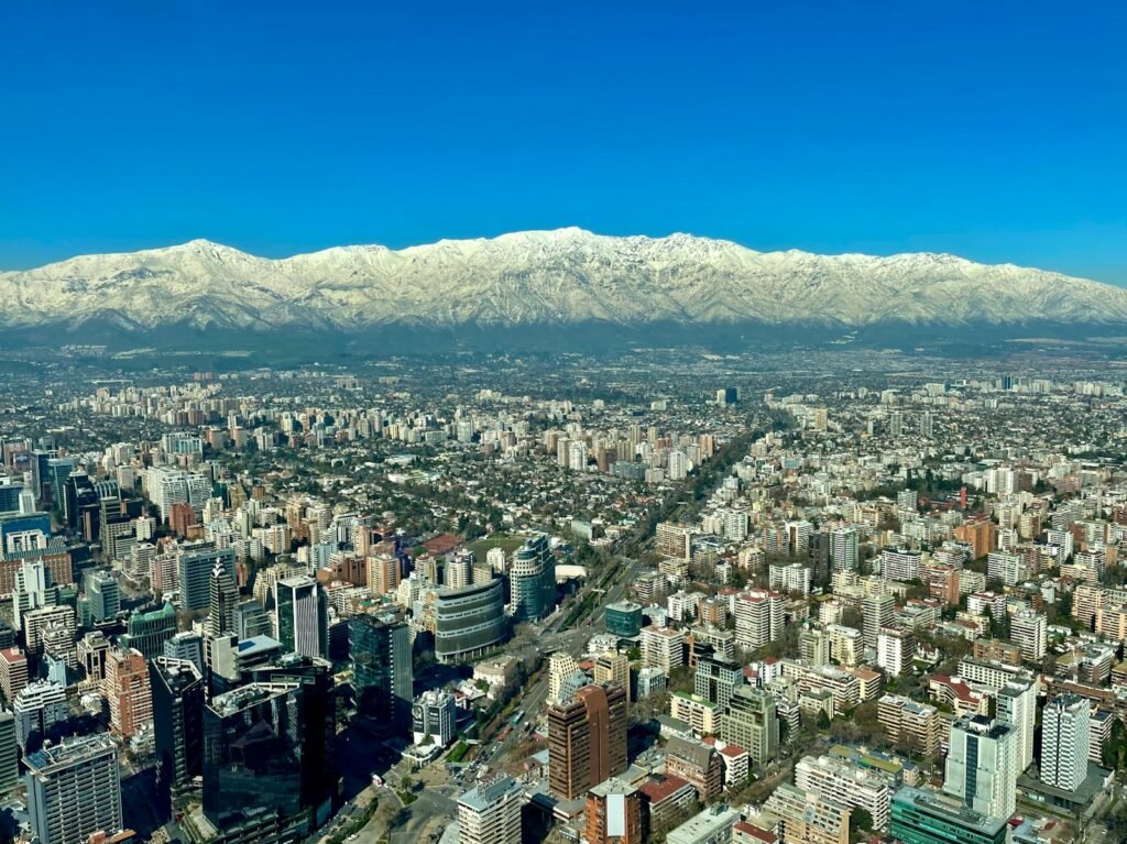 Horizonte da cidade com montanhas cobertas de neve ao fundo