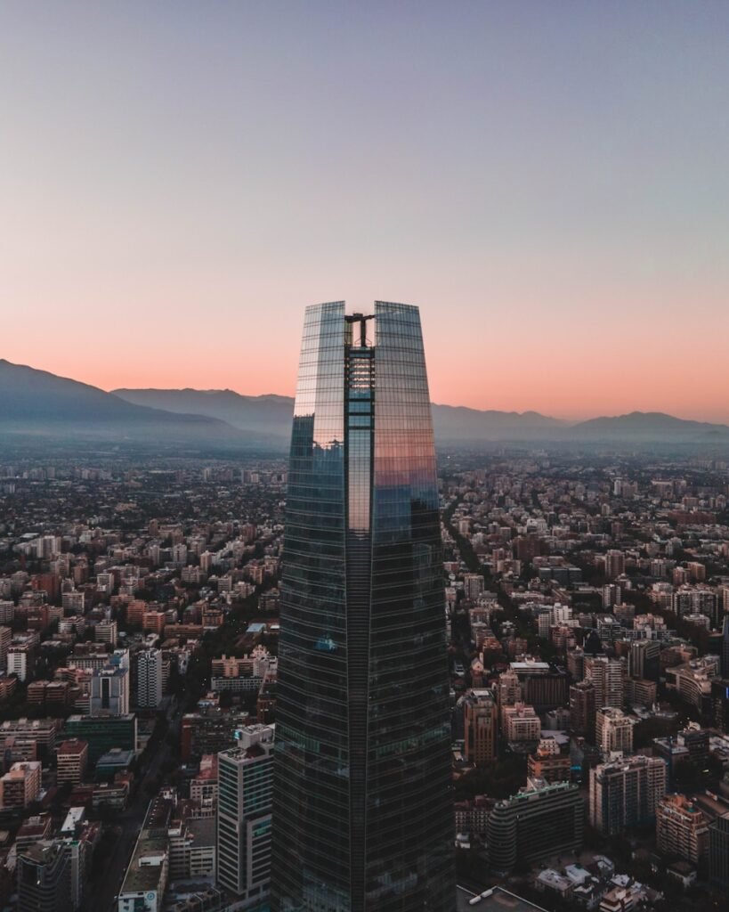 vista aérea de edifícios da cidade durante o dia