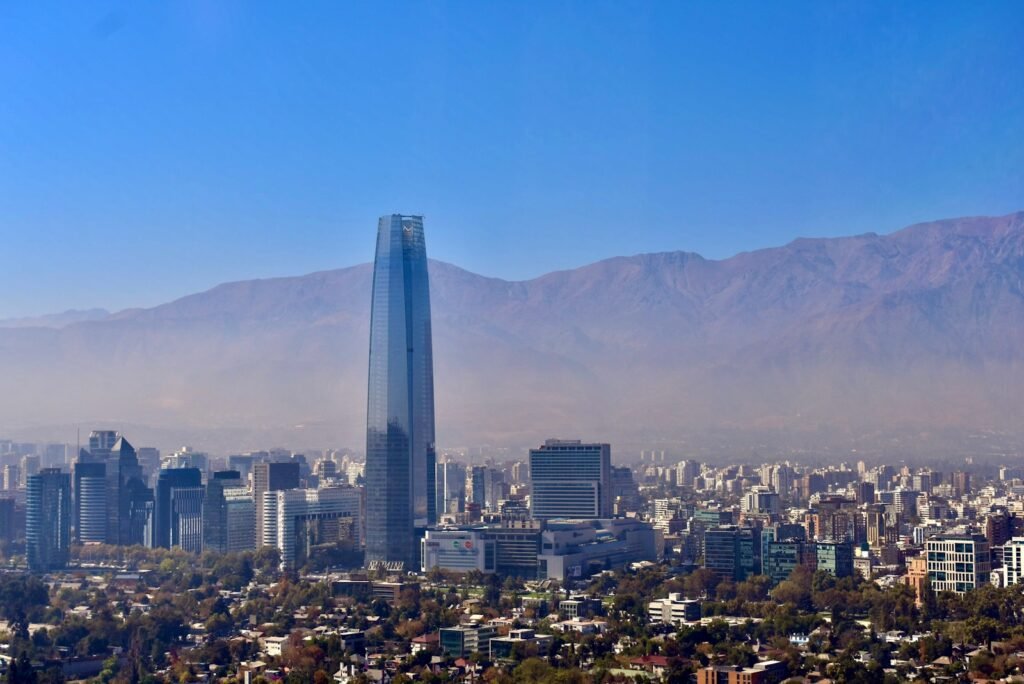 uma vista de uma cidade com montanhas ao fundo