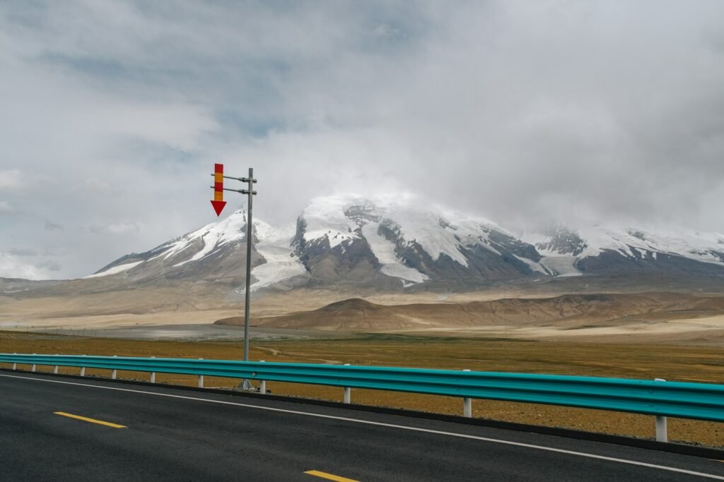 uma estrada com uma montanha ao fundo