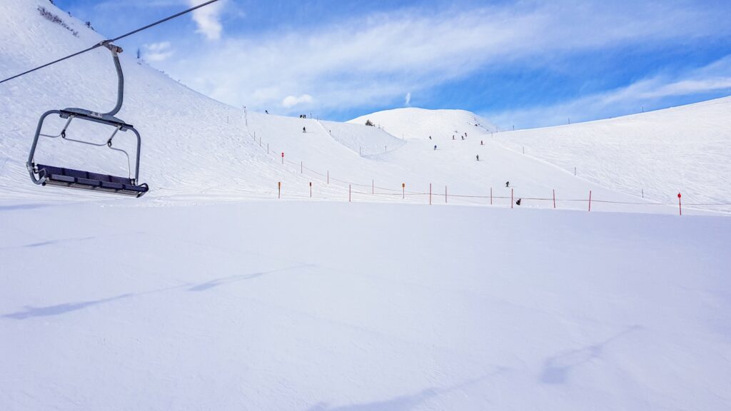pessoas caminhando em campo coberto de neve durante o dia
