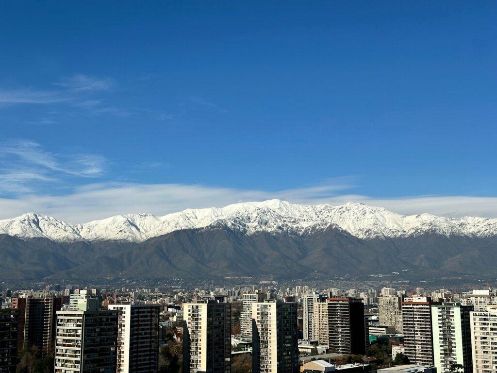 Uma vista de uma cidade com montanhas ao fundo
