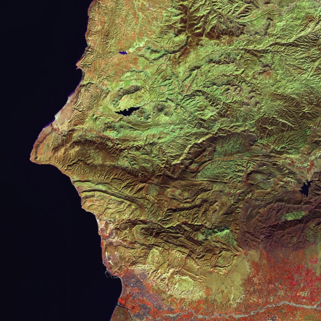 formação rochosa verde e marrom