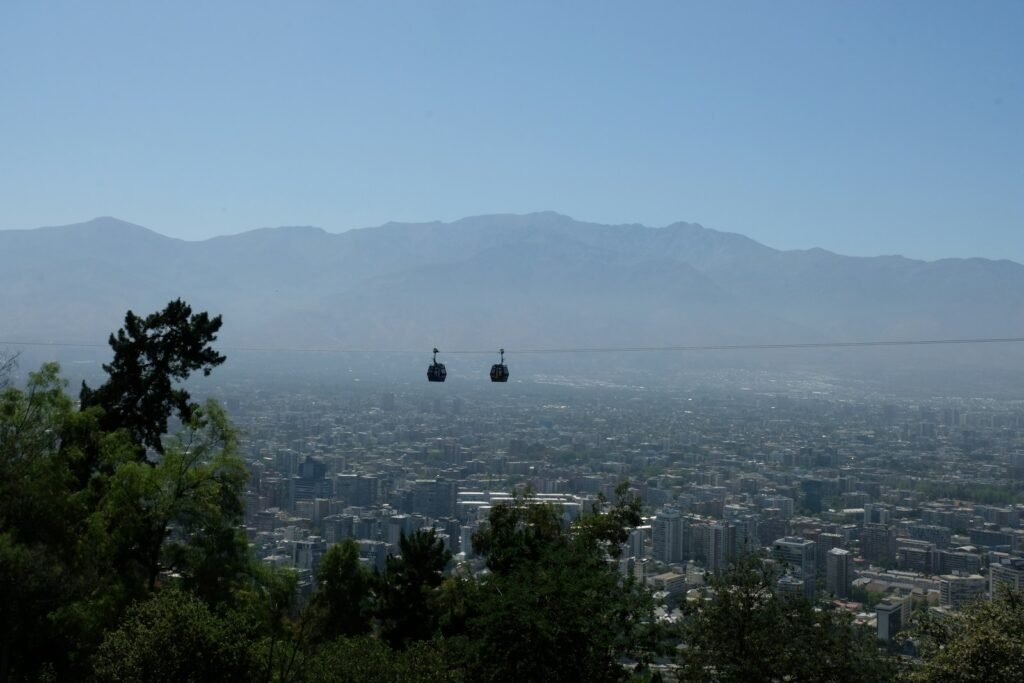 uma vista de uma cidade com montanhas ao fundo