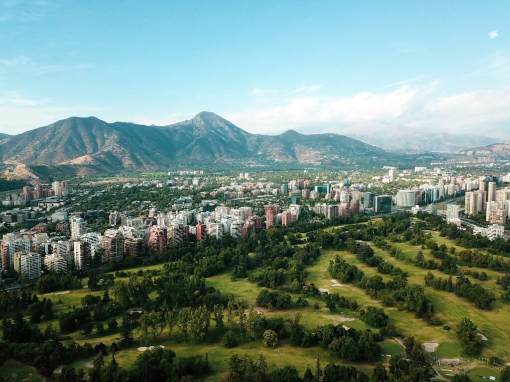 edifícios da cidade em campo de grama verde durante o dia