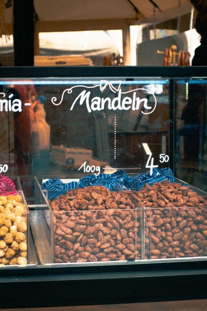 uma vitrine cheia de vários tipos diferentes de donuts