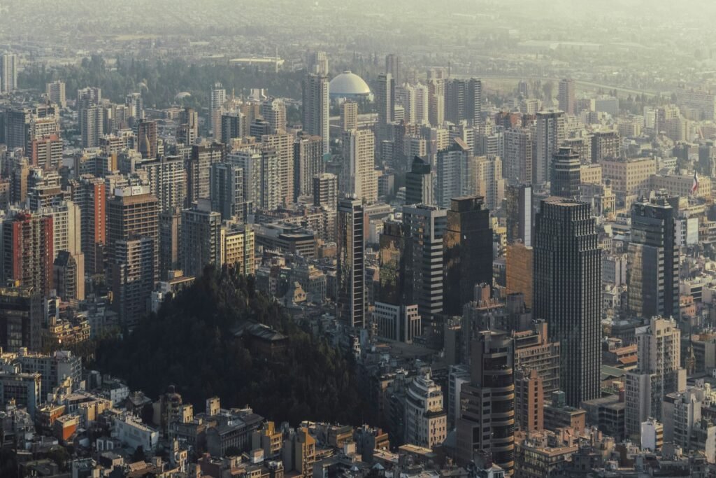 uma vista de uma grande cidade com edifícios altos