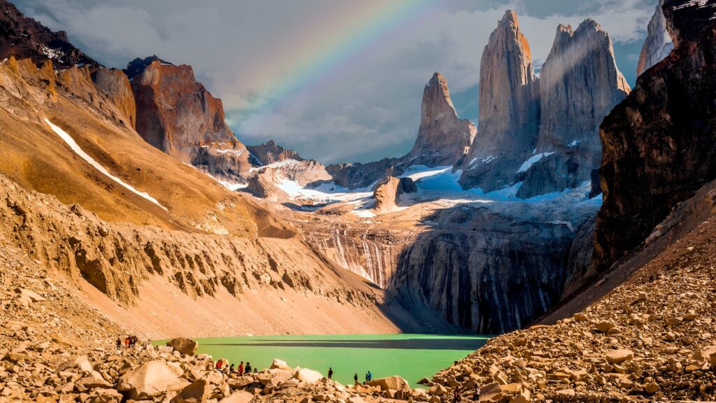 Um arco-íris no céu sobre uma cadeia de montanhas