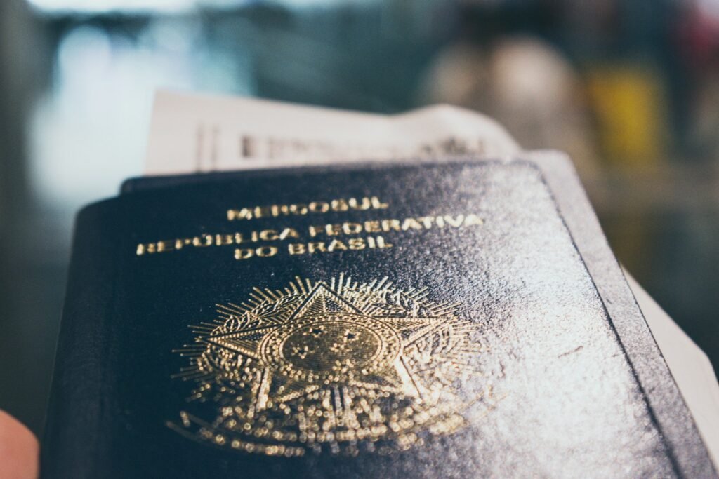 um close de uma pessoa segurando um passaporte