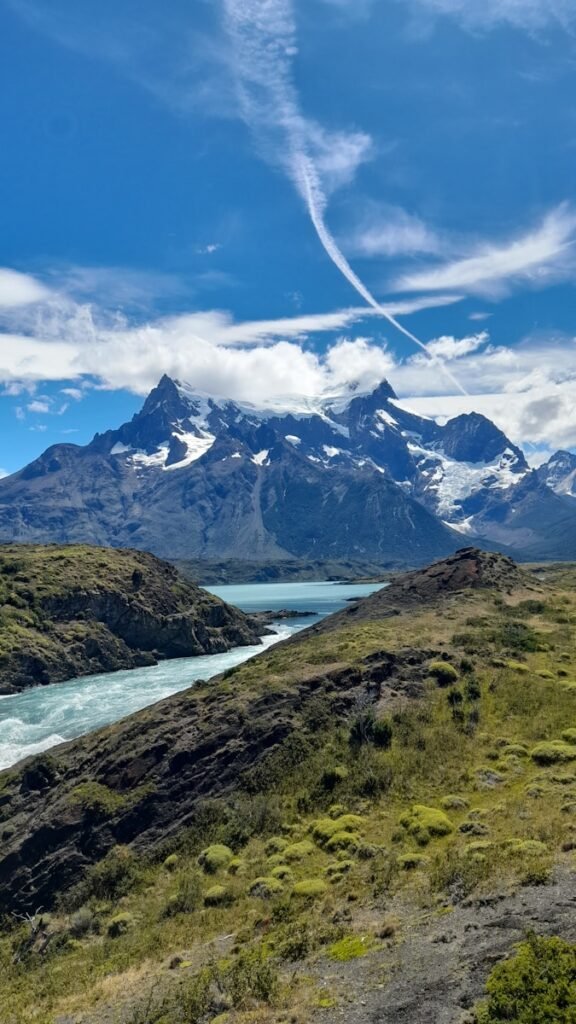 Montanhas, água e céu azul criam uma paisagem deslumbrante.