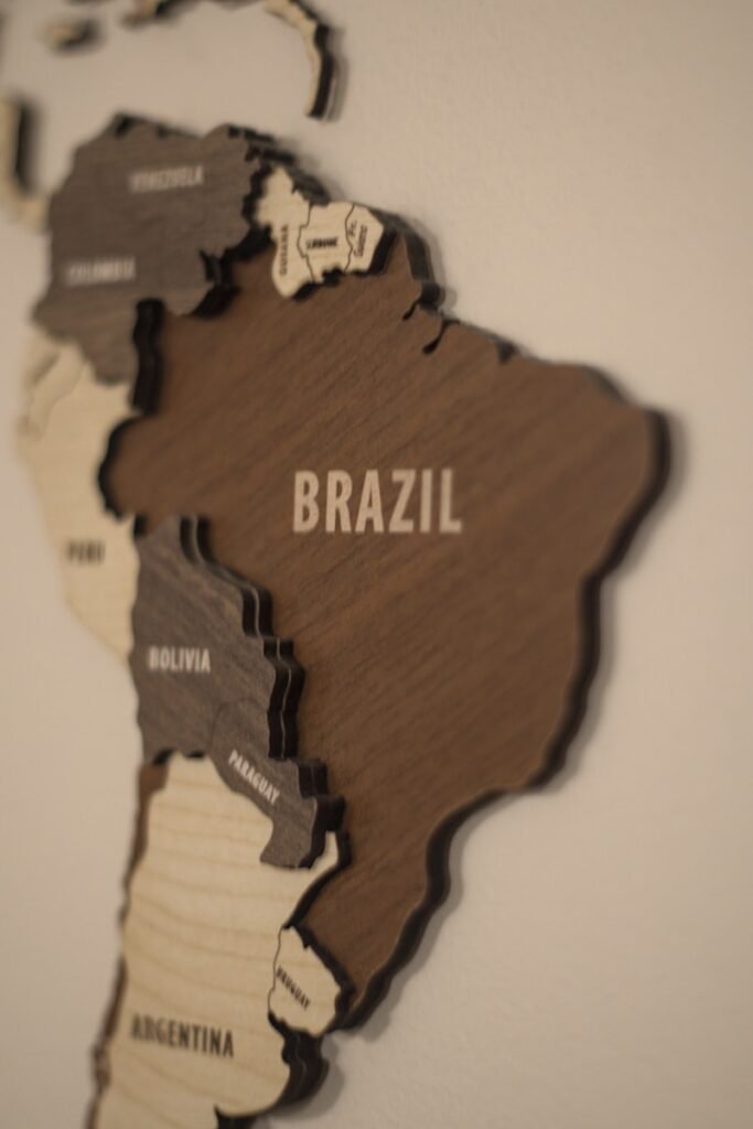 Um mapa-múndi de madeira com países